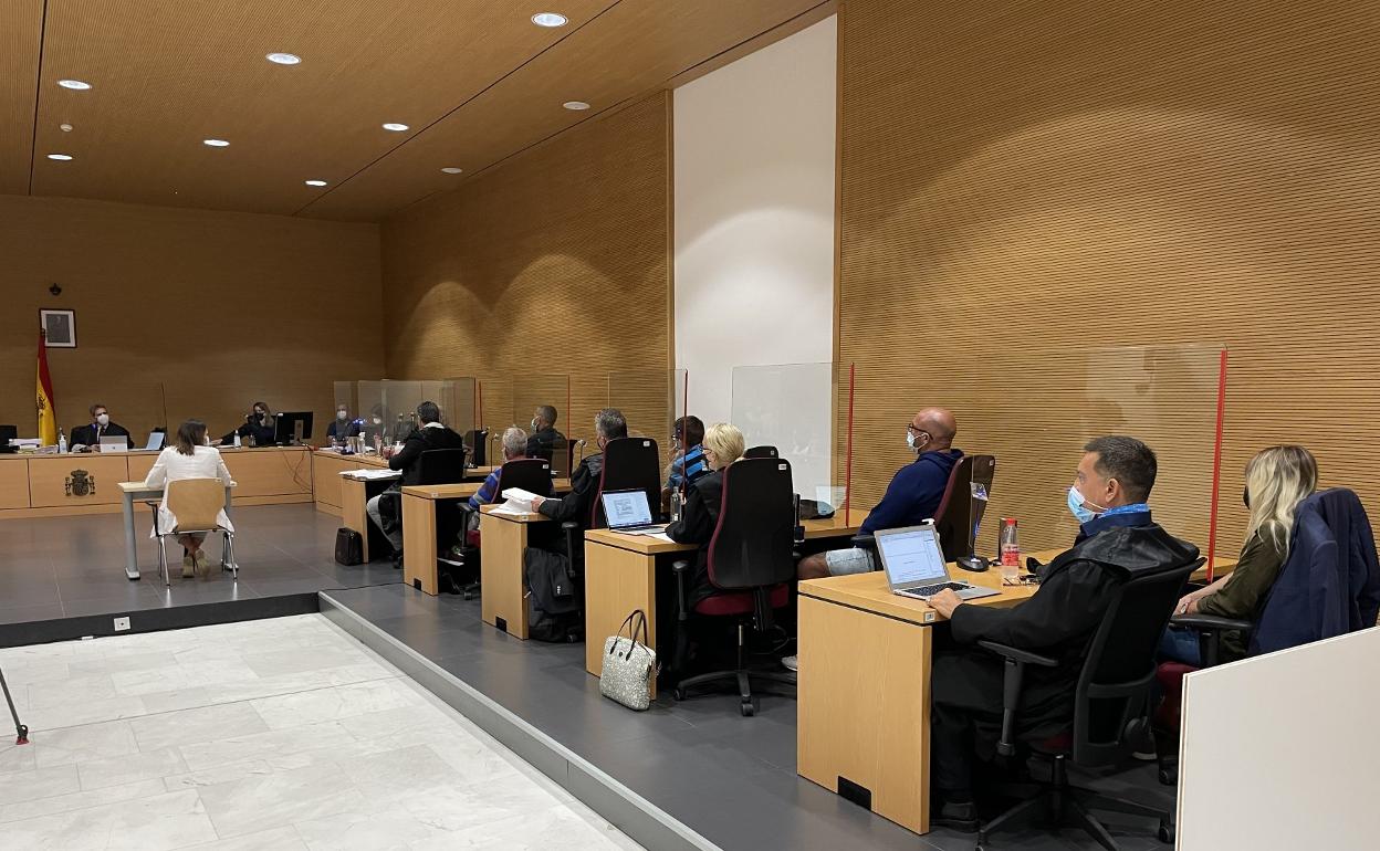 Imagen de la inspectora declarando ayer. A la derecha, los acusados con sus respectivos letrados. 