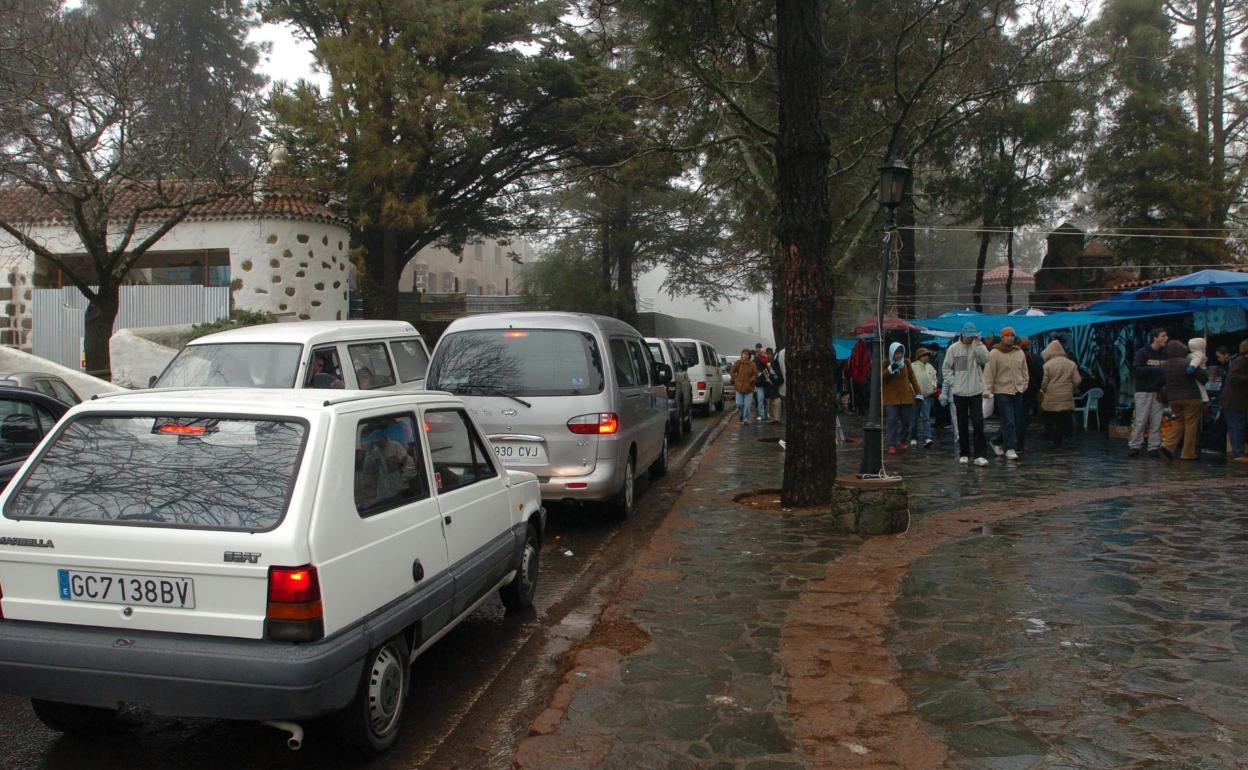 Imagen de archivo de un atasco de vehículos en Cruz de Tejeda durante una nevada en las cumbres. 