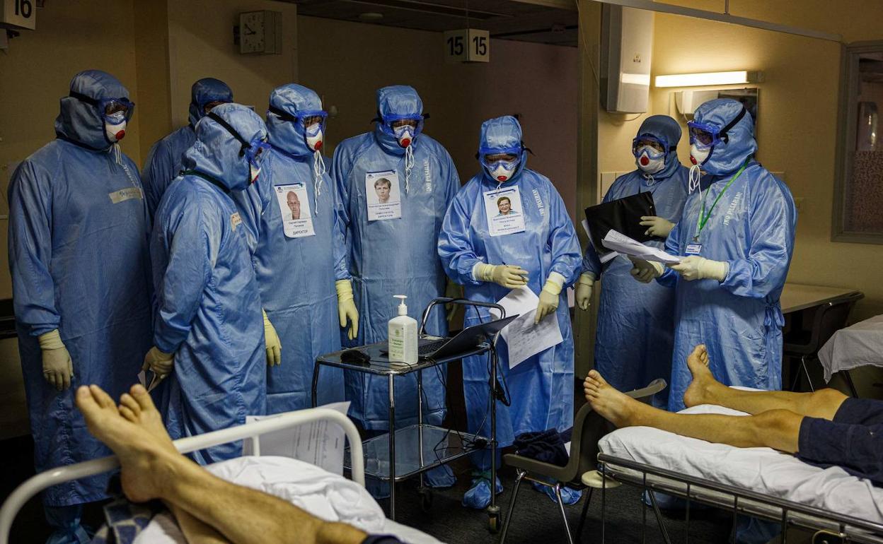 Un equipo médico visita a los pacientes en un hospital de Moscú.