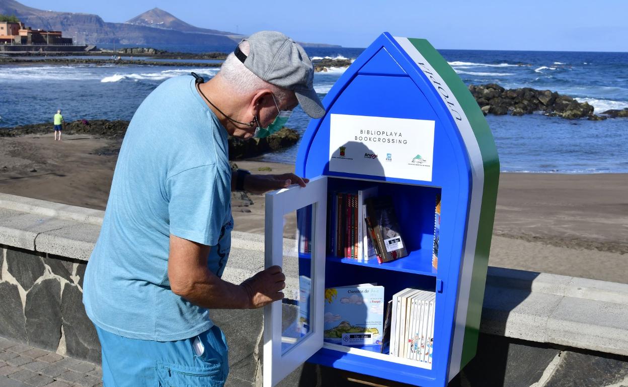 Una de las mini bibliotecas instaladas en la costa de Arucas.