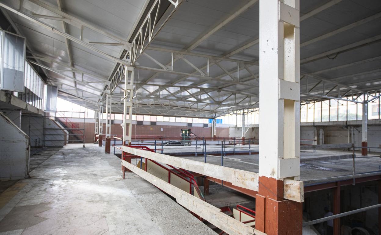 Imagen del estado que presentaban las obras de rehabilitación del mercado municipal el pasado año. 
