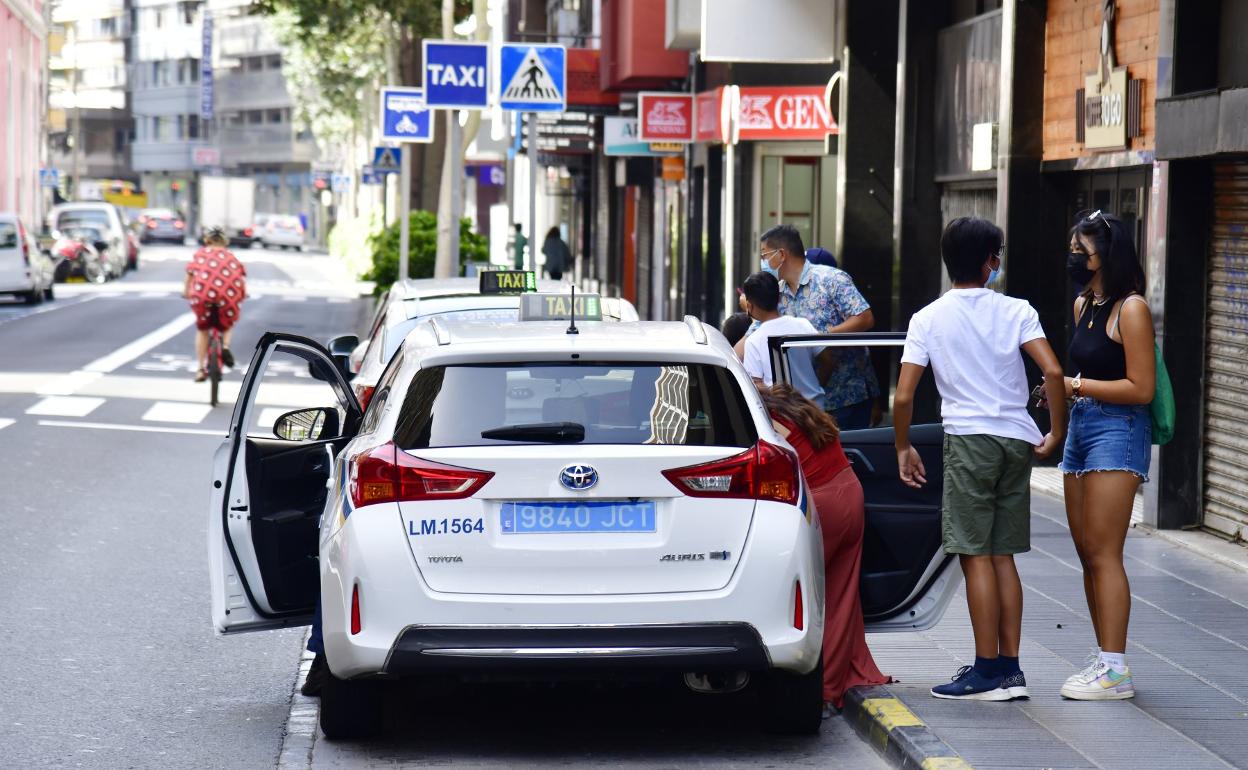 Una parada de taxis de la capital. 