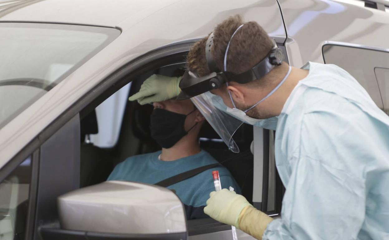 Canarias registra dos fallecimientos y 96 casos de covid-19