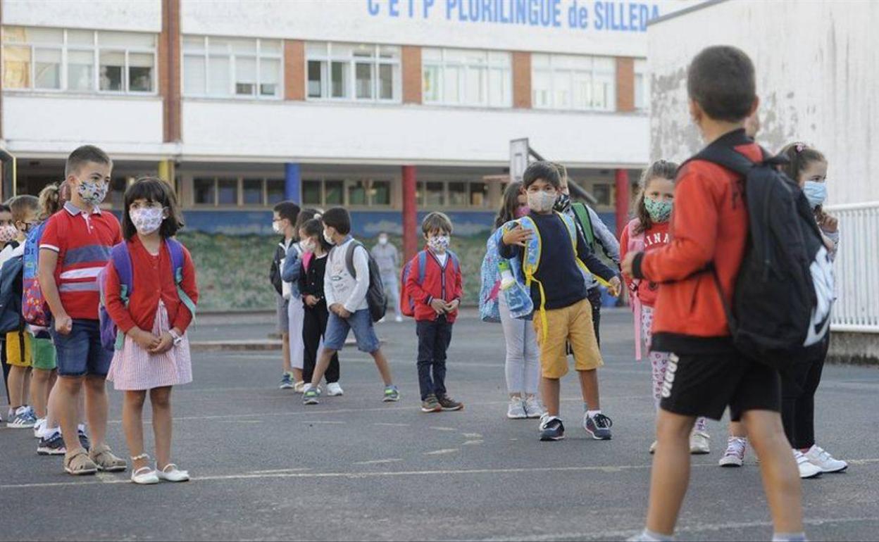 Sanidad y comunidades revisan esta semana flexibilizar mascarillas en los recreos