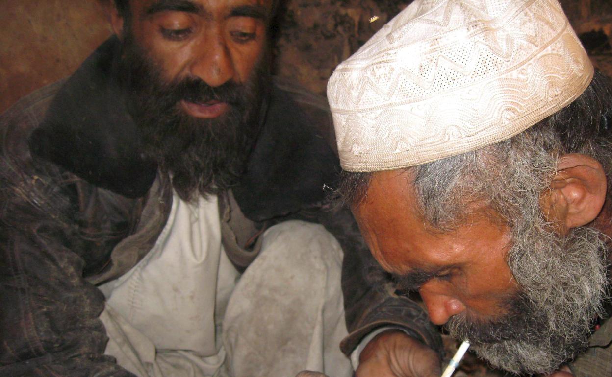 Un drogadicto afgano fuma heroína en una zona marginal de la capital.
