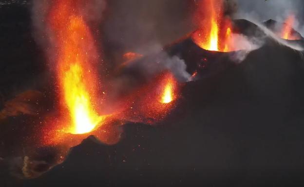 Imagen de las avenidas de lava que surgieron de una nueva boca surgida en el cono volcánico en la tarde del domingo. 