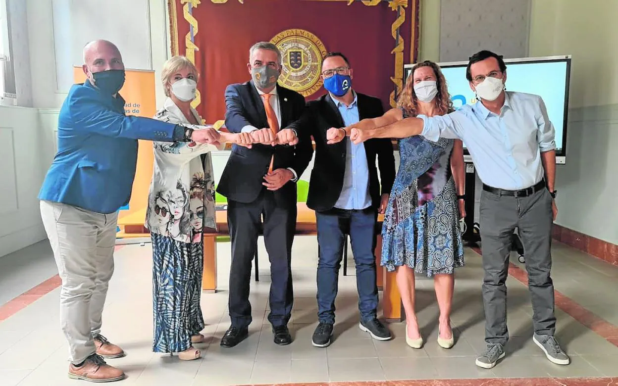 Foto de familia tras la presentación de la empresa Strategos BioTech en el Rectorado de la ULPGC. 