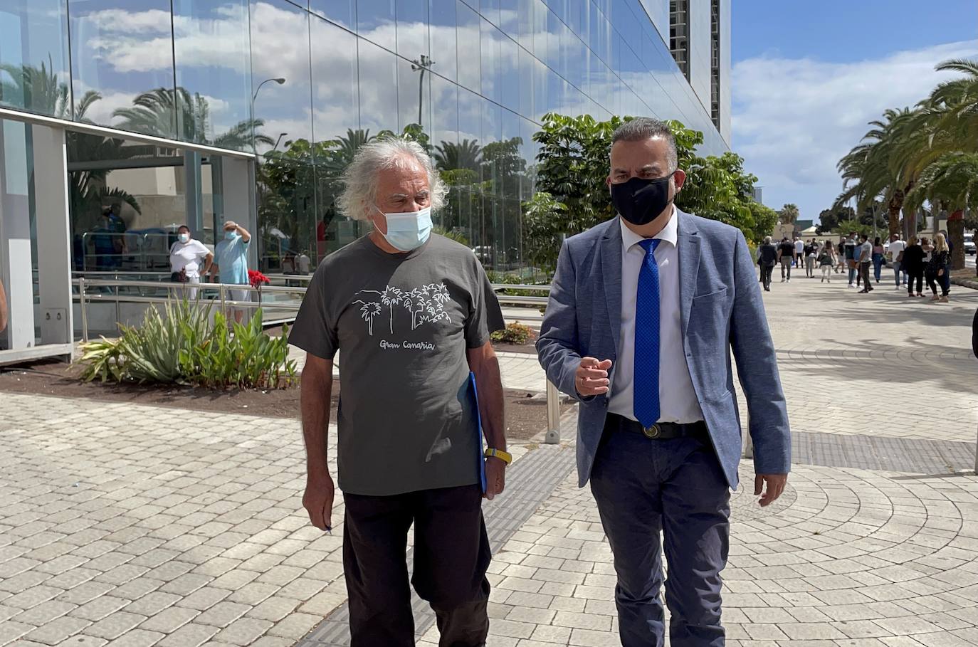 El padre Báez en el juzgado junto a su abogado Sánchez Limiñana. 