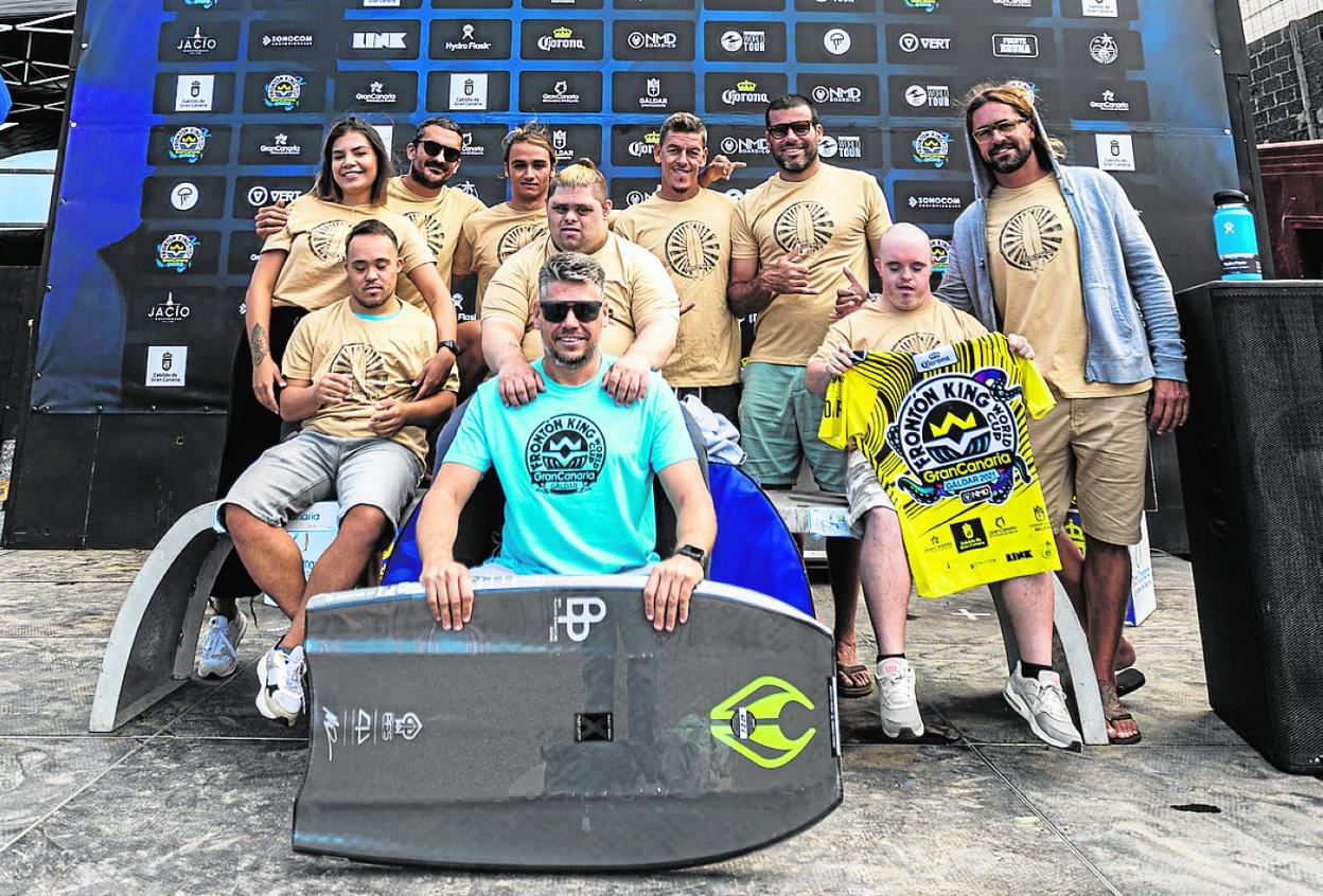 Los afectados por el volcán de La Palma, Aldeas Infantiles y los chicos de Trisomía 21 estuvieron en el Frontón. 