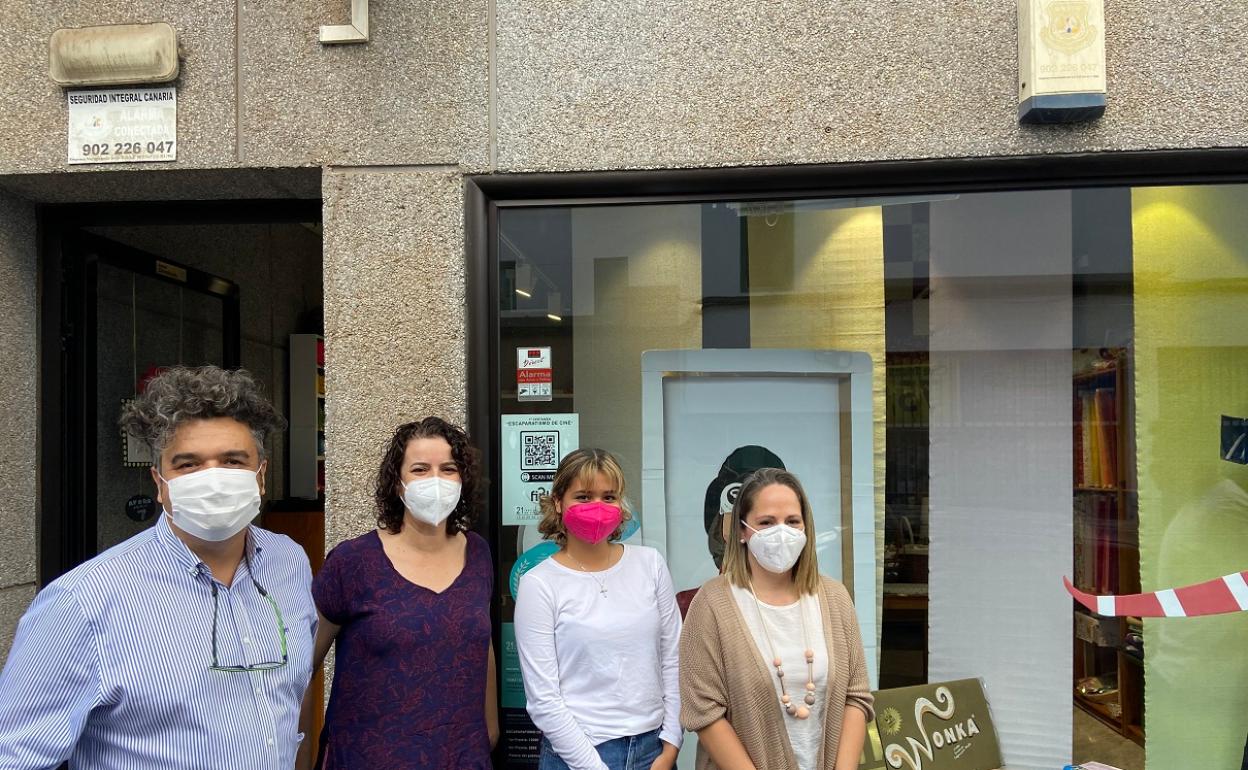 Propiedad del negocio galardonado con autoridades de Arrecife. 