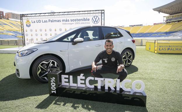 Jonathan Viera posa con su nuevo Volkswagen. 