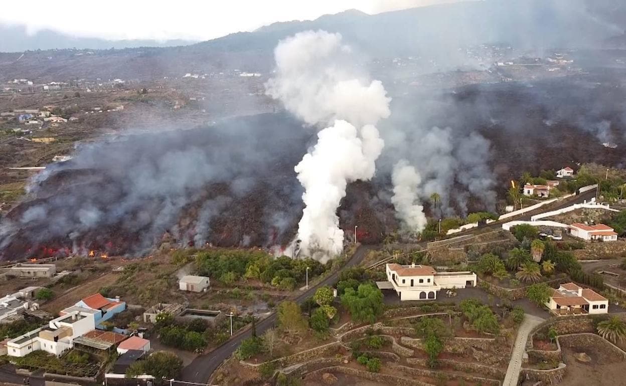 Curbelo matiza sus palabras tras sugerir bombardear La Palma para encauzar la lava 