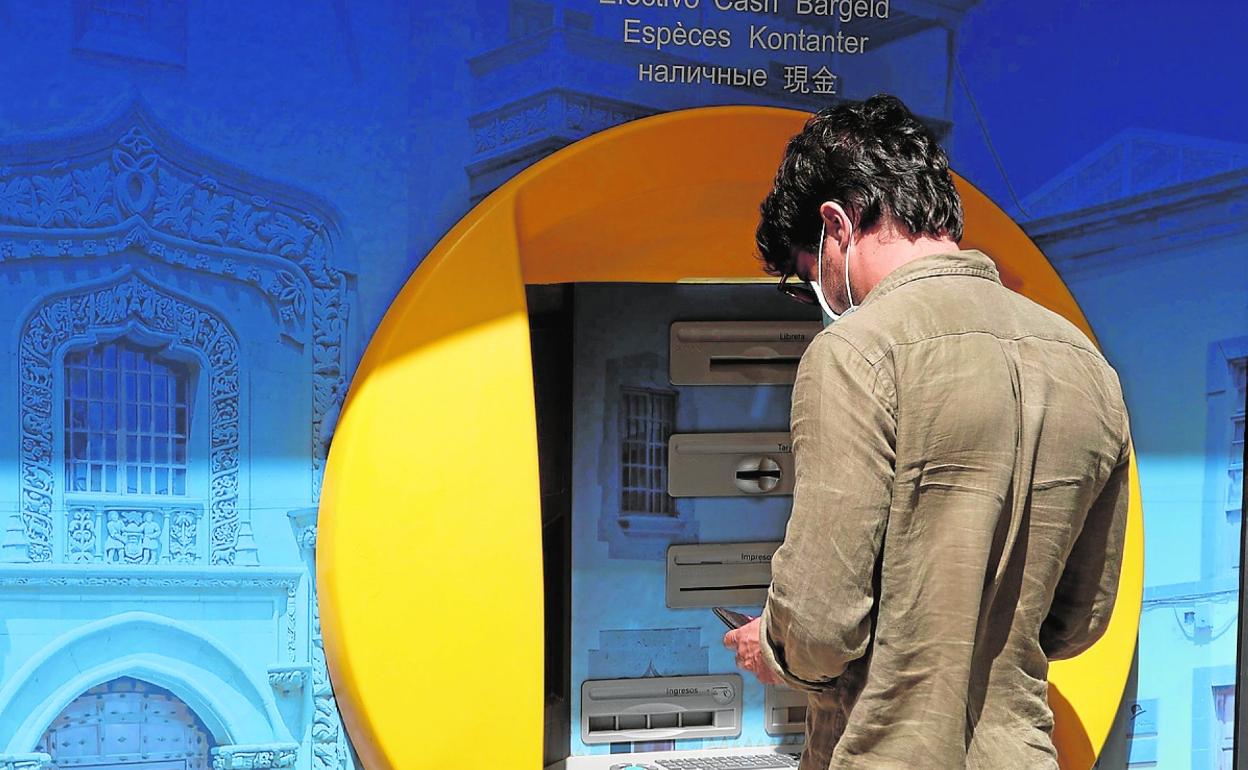 Un cliente de una entidad financiera, en un cajero en Lanzarote. 