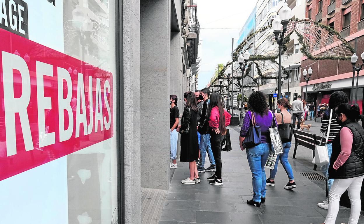 Colas para entrar a una tienda con rebajas en la campaña de julio de este año. 