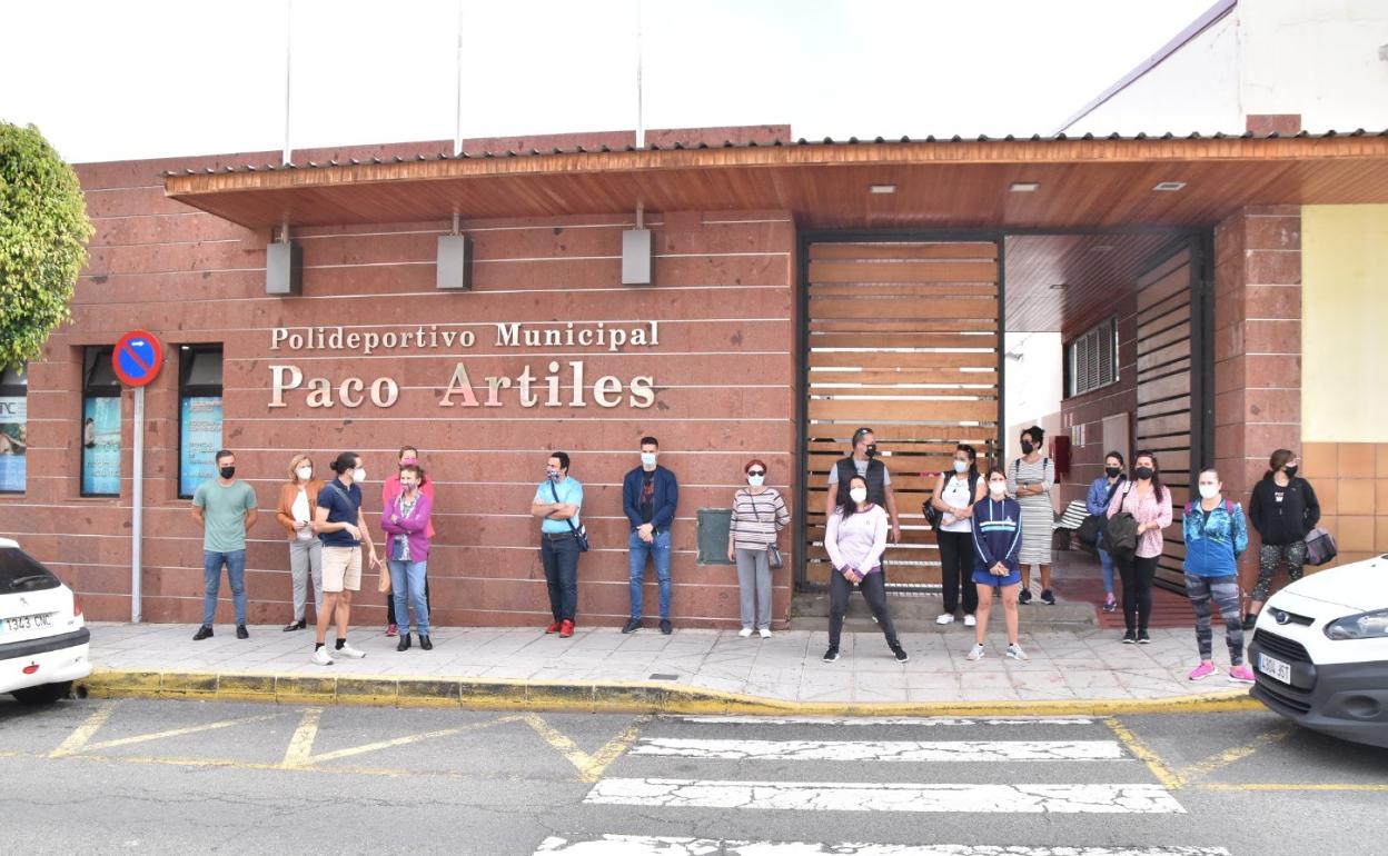 Una de las concentraciones de parte del personal del polideportivo Paco Artiles a las puertas de la instalación, poco antes de su cierre. 