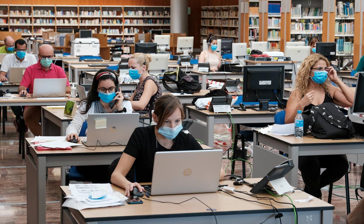 Rastreadoras en la segunda planta de la Biblioteca Pública del estado, en la capital grancanaria