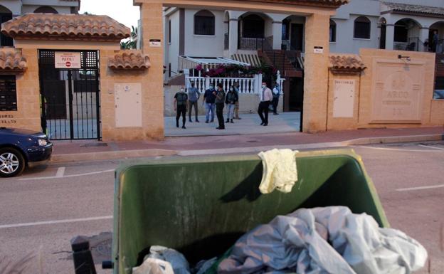 Registro en la urbanización donde vivía la mujer descuartizada y su pareja en Torrevieja (Alicante).