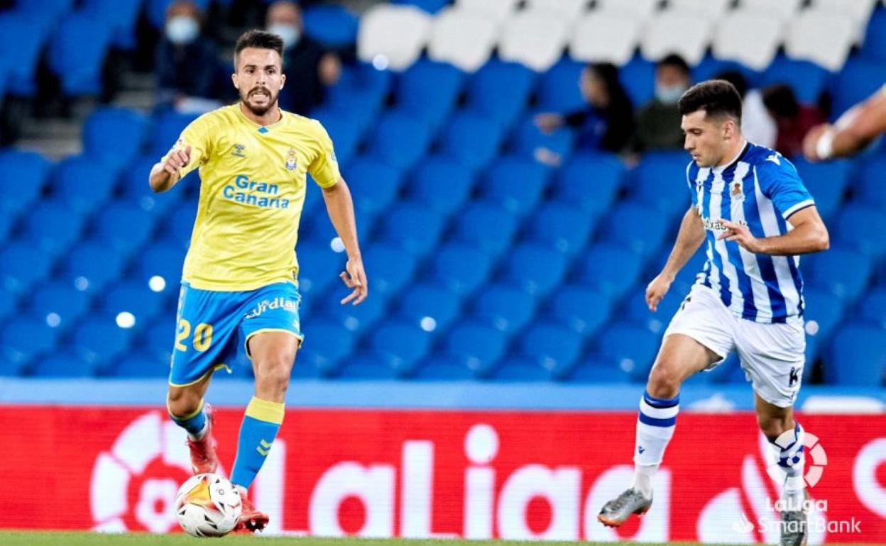 Kirian Rodríguez conduce la pelota en Anoeta en la victoria de la UD ante el filial de la Real. 
