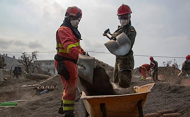 Efectivos de la UME y del Ejército mientras realizan trabajos en La Palma. 