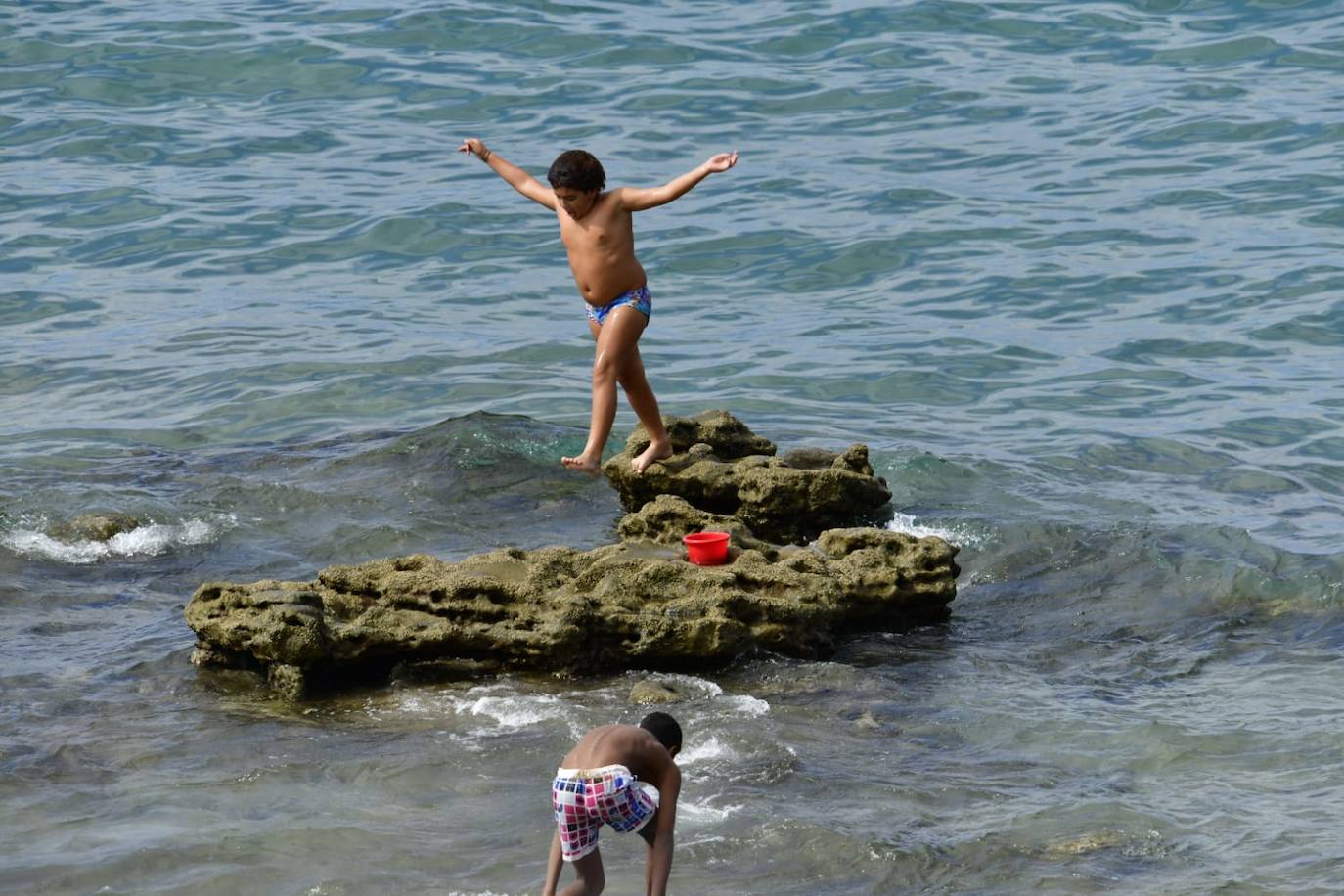 Las temperaturas acompañaron este lunes para que cientos de personas quisieran darse un baño en Las Canteras. 