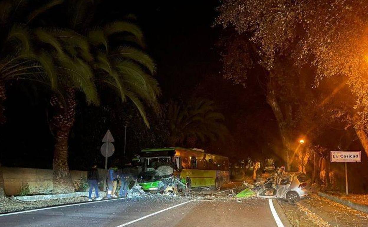 Muere tras chocar su coche contra una guagua en Tacoronte