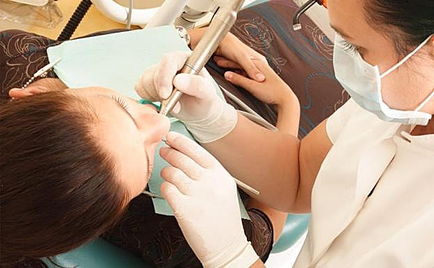 Dentistas de Las Palmas hacen revisiones gratis para prevenir el cáncer oral