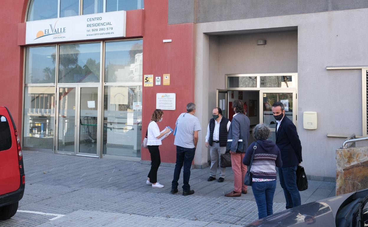 Imagen de la comitiva judicial la pasada semana cuando acudieron para proceder a la orden de desahucio de El Valle. 