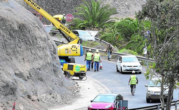 Imagen de archivo de la obra de una carretera, un área a la que Europa ha destinado alrededor de 60 millones este año. 