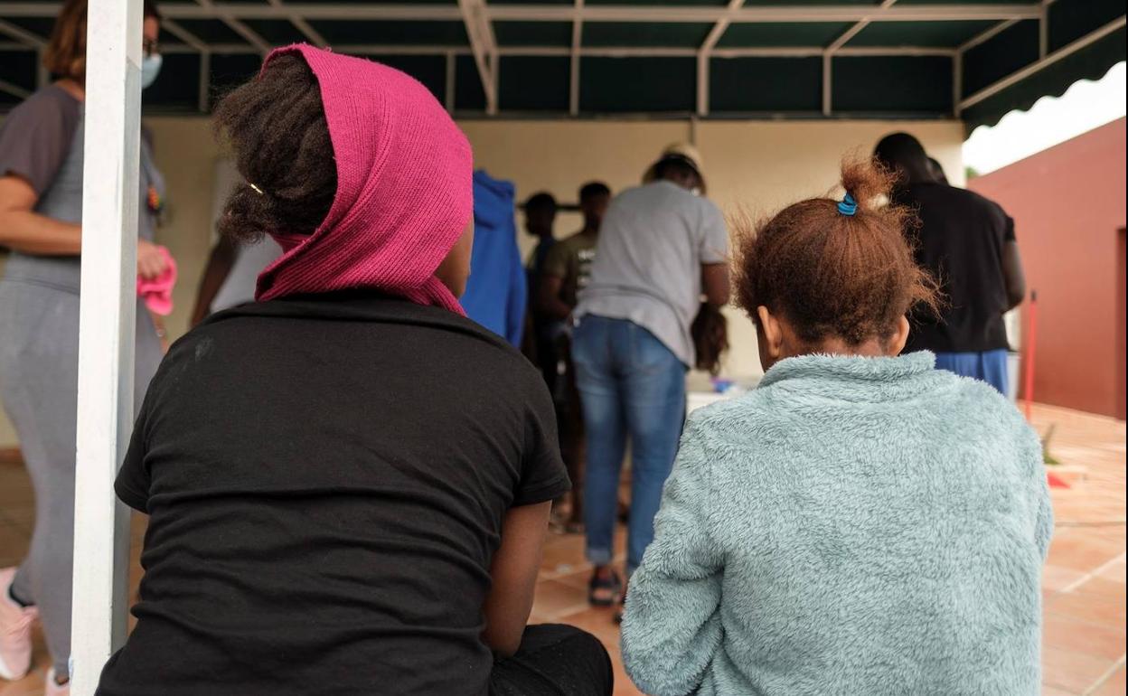 Niños que llegaron solos en patera a Canarias, en el centro de menores que ha cuidado de Aissata y Seidou y ahora asiste a Amina. 