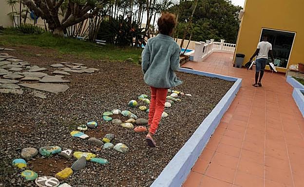 Niños que llegaron solos en patera a Canarias, en el centro de menores que ha cuidado de Aissata y Seidou y ahora asiste a Amina. 