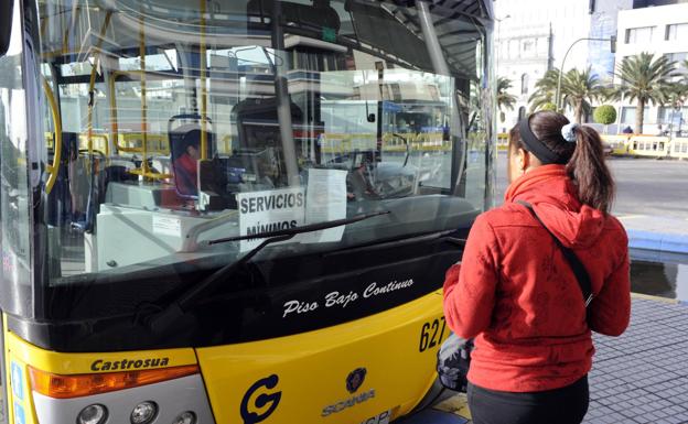 Una usuaria espera por la guagua durante la huelga general de 2012. 