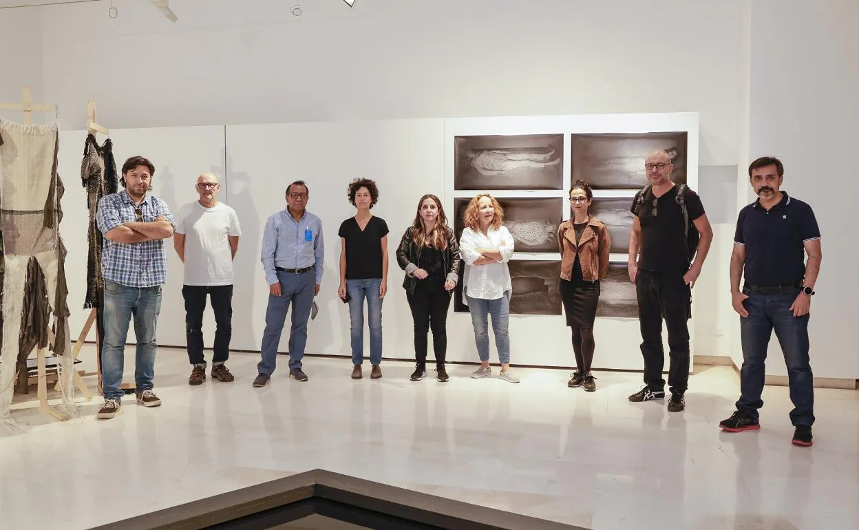 Nueve de los artistas participantes en 'Burning Up', dentro de NOmade Bienal, ayer viernes, en el Castillo de Mata. 