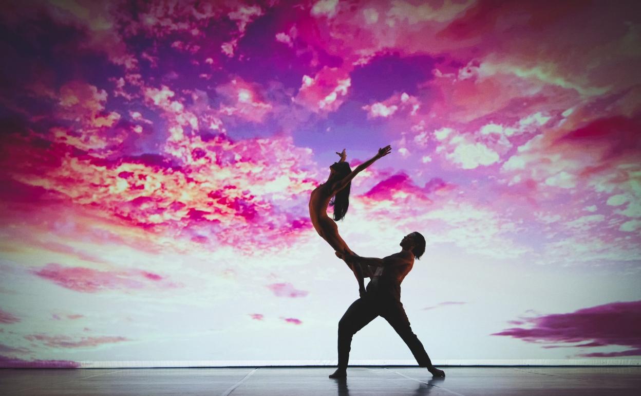 Lucía Lacarra y Matthew Golding, en una de las escenas que integran 'Fordlandia'. 