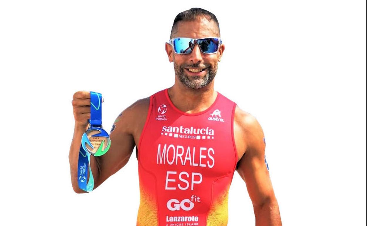 Lionel Morales posa con su merecida medalla de plata. 