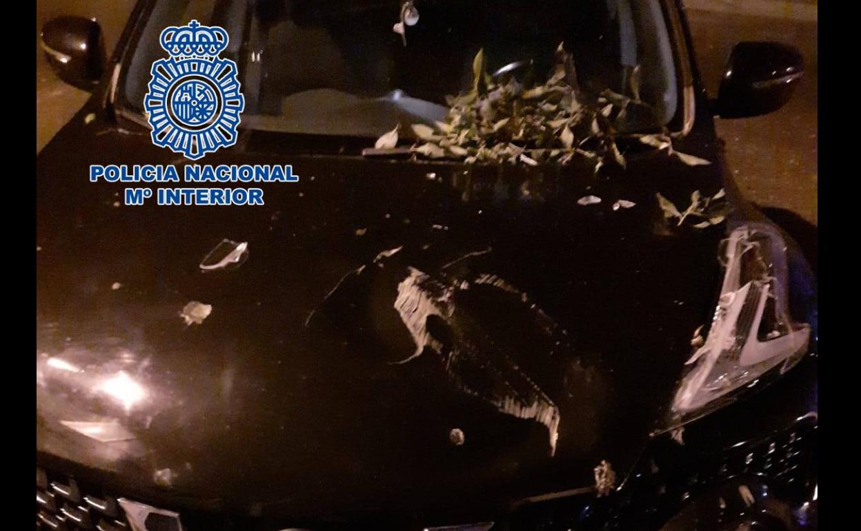 Lanza a la calle enseres y electrodomésticos desde su piso