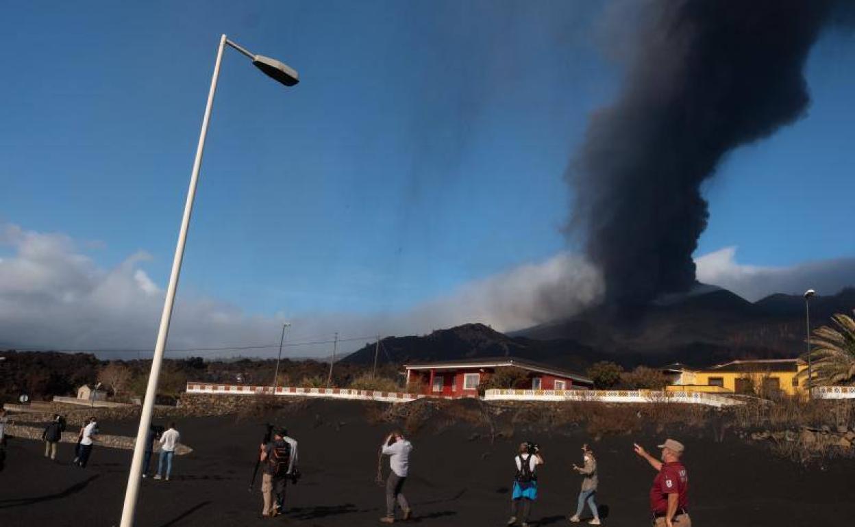 Periodistas visitan, con personal de emergencias, la zona de Las Manchas. / 