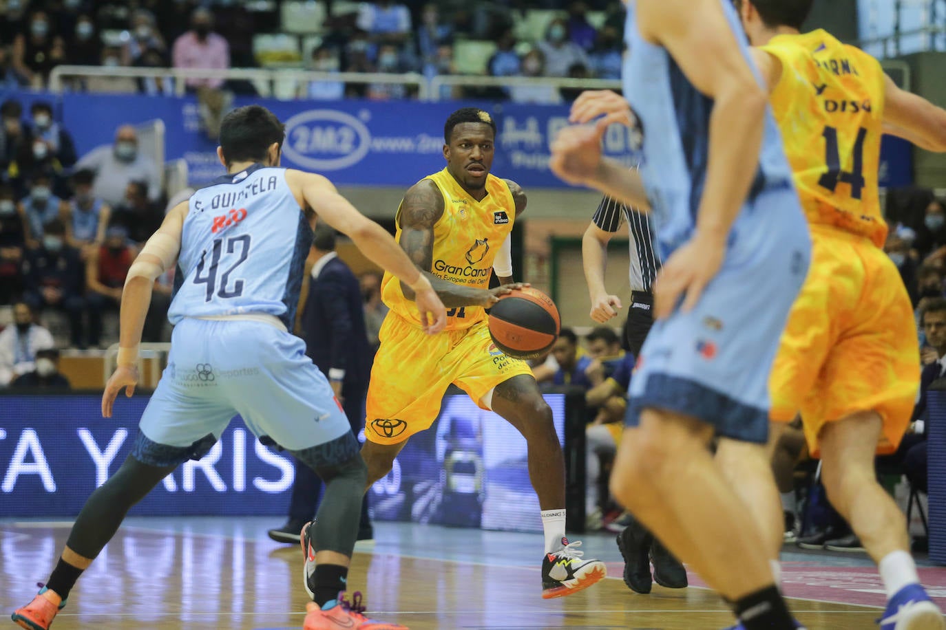 Ennis sube el balón en una acción del encuentro. 