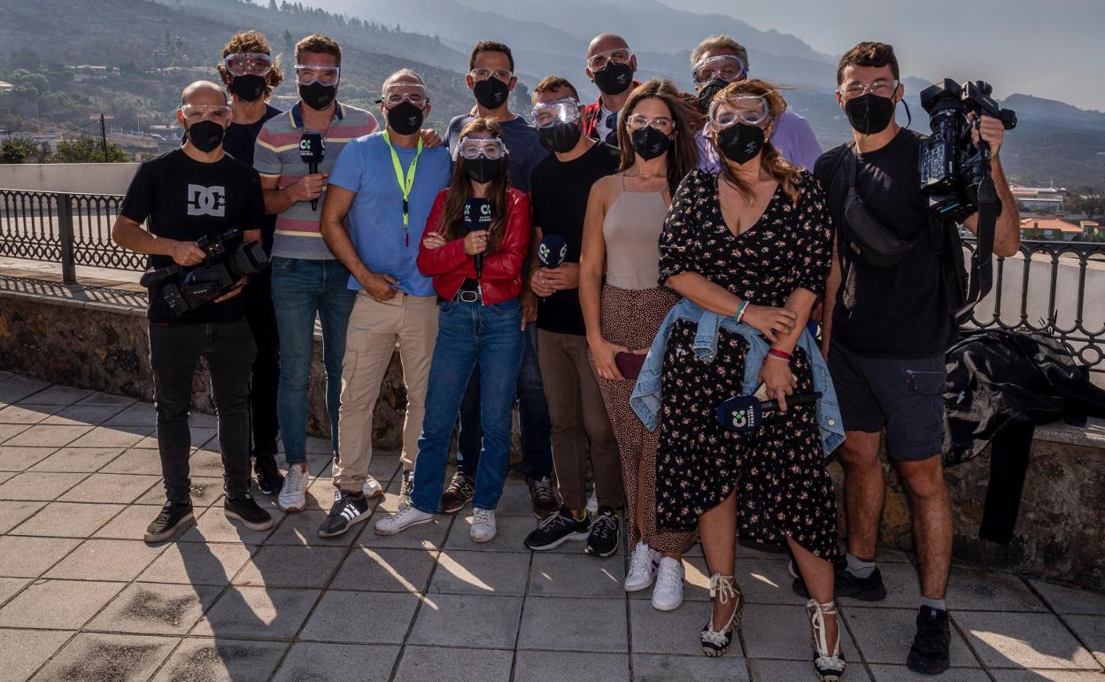 Foto de grupo de parte del equipo de Videoreport Canarias en La Palma, para el seguimiento del volcán. 