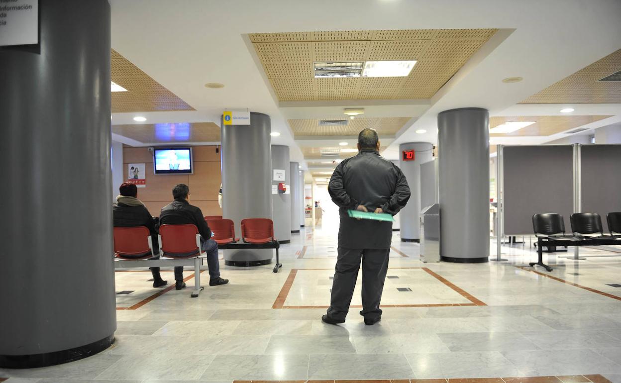 Imagen de archivo de varias personas esperando las oficinas de la Dirección General de Dependencia 