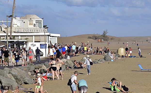 Vista del tramo de la escollera de Maspalomas que desemboca sobre la arena. 