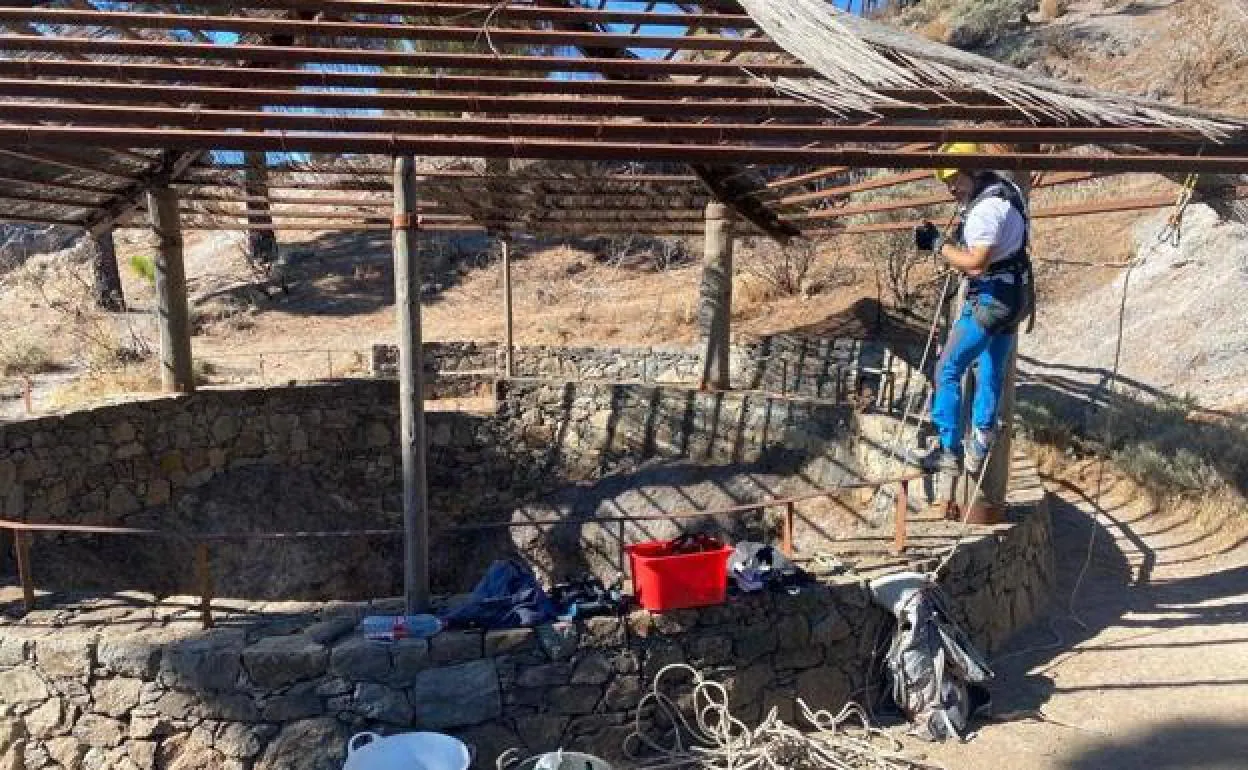 La limpieza de los pozos de nieve obligó a desplegar un dispositivo propio de trabajos verticales. 