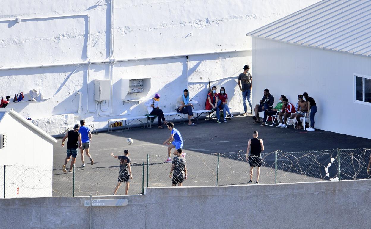 Imagen de inmigrantes jugando al fútbol en las instalaciones del regimiento Canarias 50 en La Isleta, en Las Palmas de Gran canaria. 