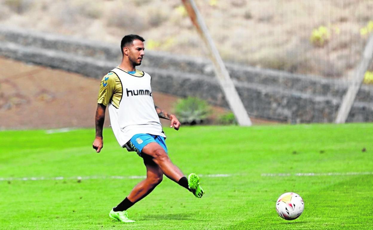 Jonathan Viera golpea el esférico en la sesión de entrenamiento de ayer en Barranco Seco. 