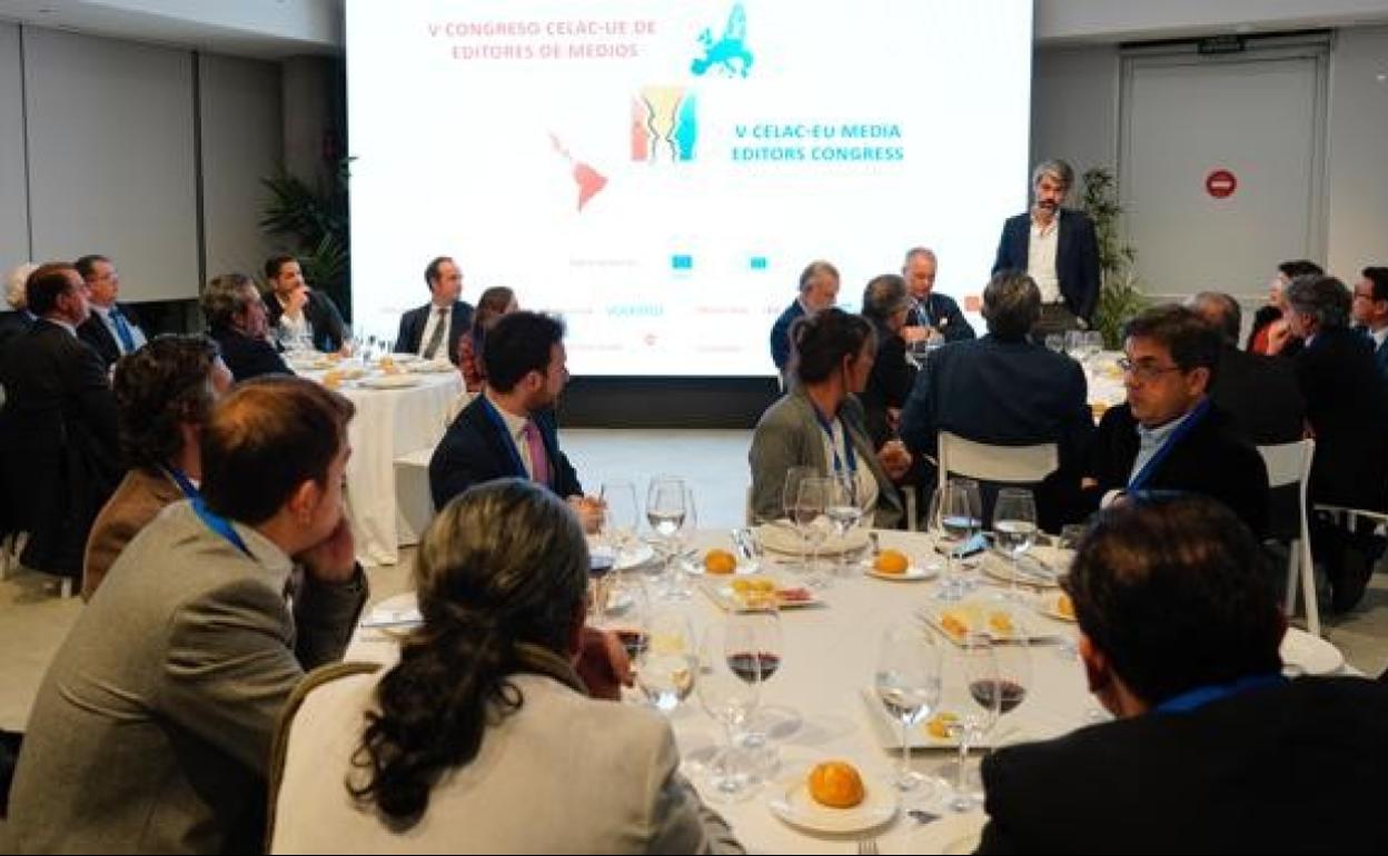 El consejero delegado de Vocento, Luis Enríquez, interviene en la recepción en la sede del grupo a los editores en la Unión Europea y América Latina.