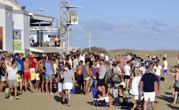 Aglomeración de personas esta semana en la playa de Maspalomas. 