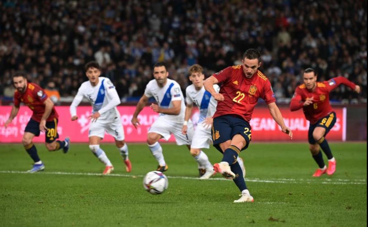 Sarabia marca de penalti el gol de la victoria de España. 