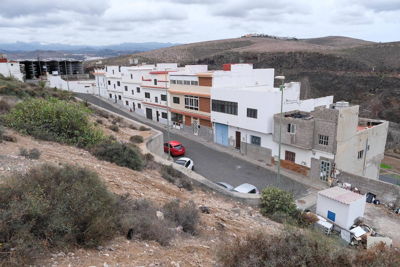 Imagen secundaria 2 - Los empresarios critican el abandono de la urbanizacion. 