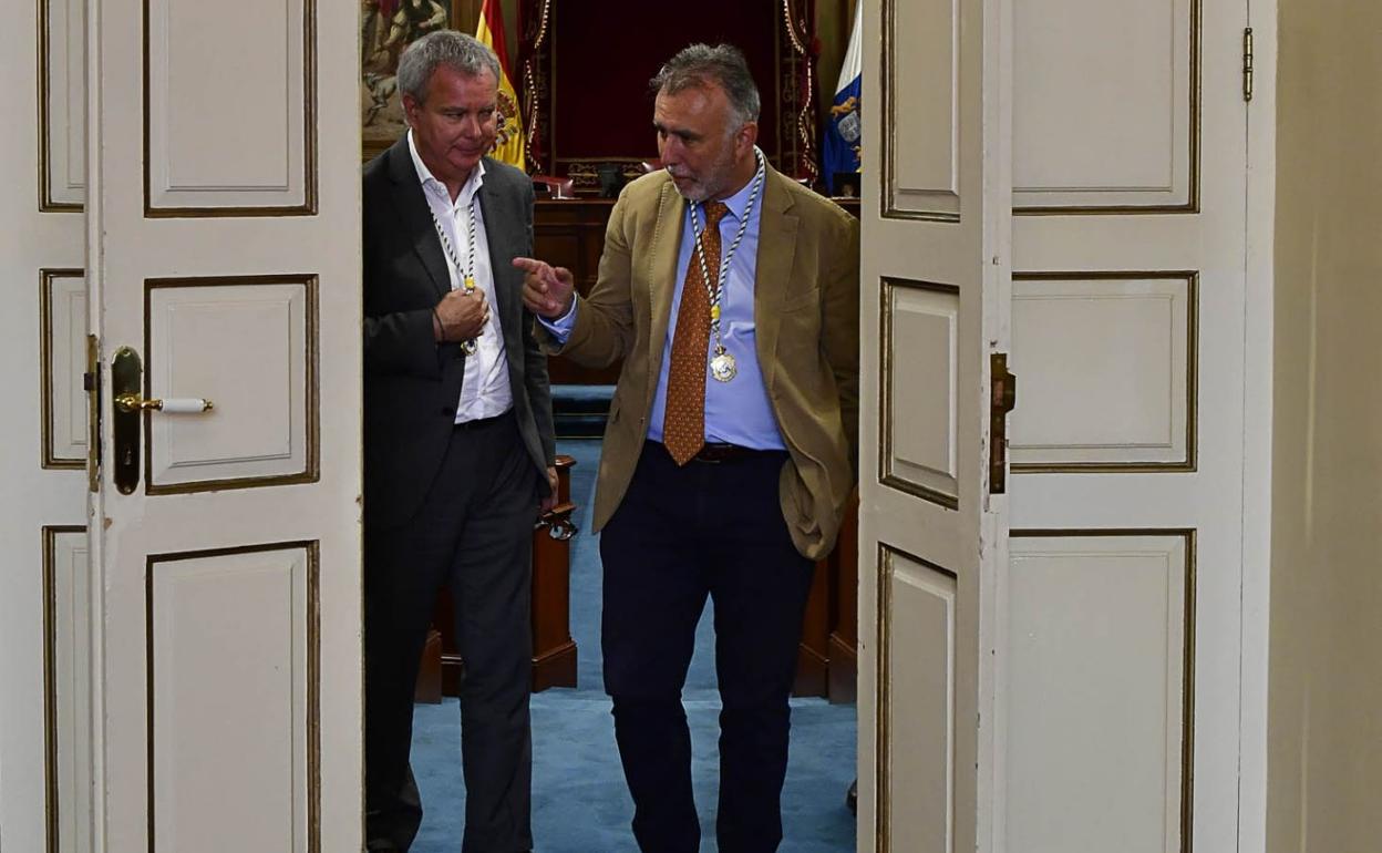 Los dirigentes del PSOE Ángel Víctor Torres (d) y Sebastián Franquis, en foto de archivo. 