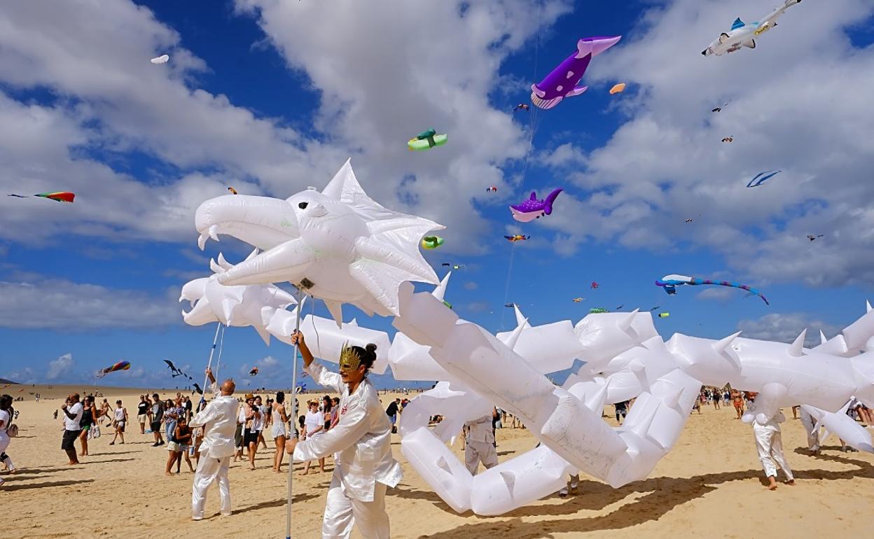 Desfile de los dragones blancos en medio de las cometas. 