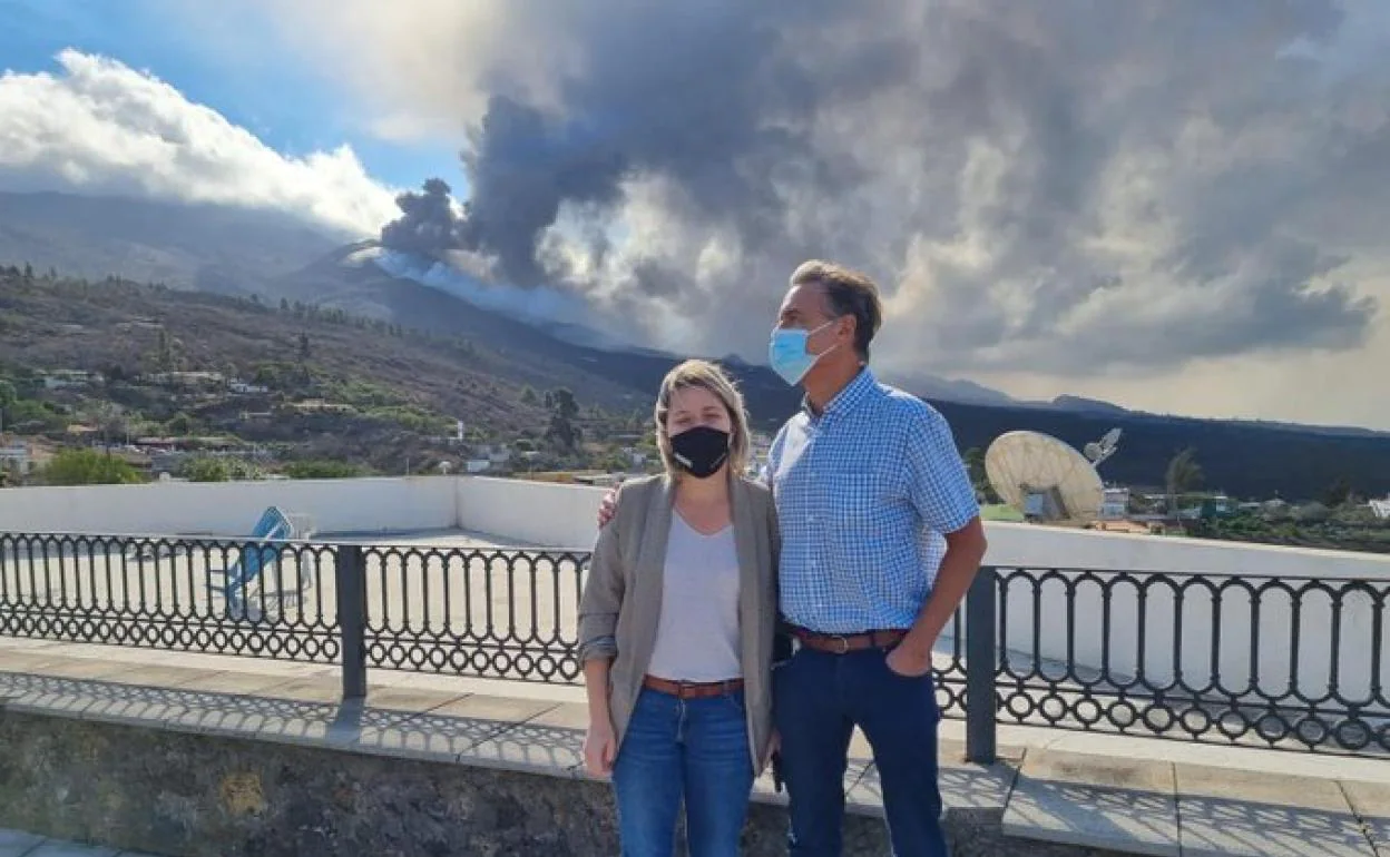 López Aguilar, con la consejera regional del sector primario, Alicia Vanoostende, con el volcán al fondo. 